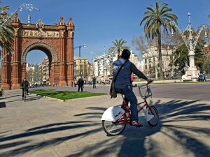 alt="uomo in bicicletta a Barcellona"