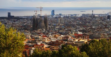 vista panoramica di Barcellona con sagrada familia