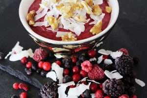 açaí bowl con frutti di bosco e cocco