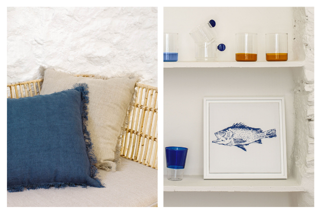 divano di legno con cuscini beige e blu e quadro con pesce blu