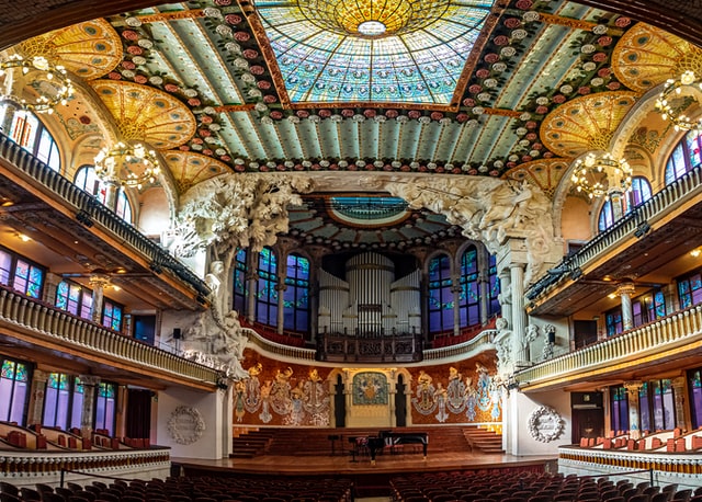 teatro decorato con vetrate colorate e palchetti laterali