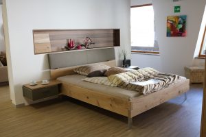 camera da letto con parquet e letto di legno