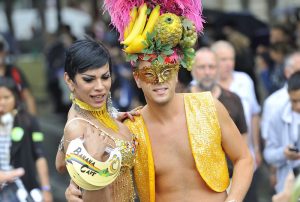 alt="uomo e donna con costumi di carnevale colorati"