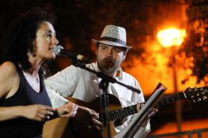 uomo e donna cantano