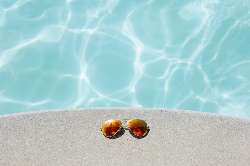 occhiali da sole a bordo piscina