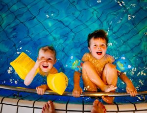 bambini giocano in piscina