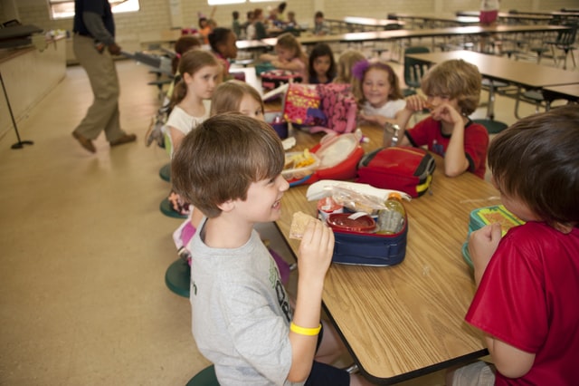 bambini mangiano a scuola