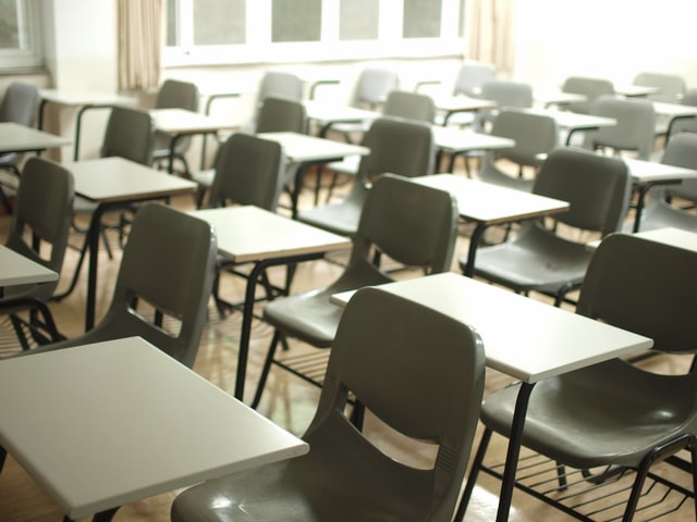 aula scolastica con sedie e banchi