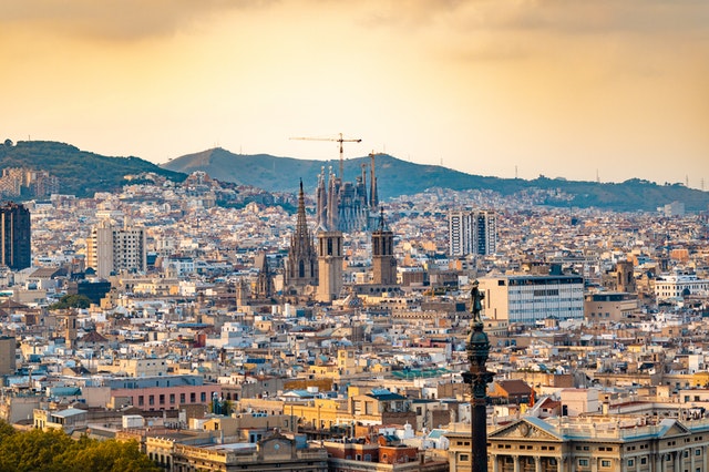 vista panoramica di barcellona con montagne