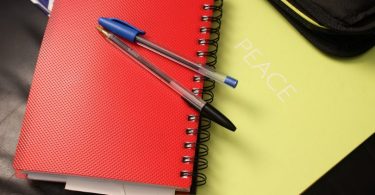 quaderno rosso con penne