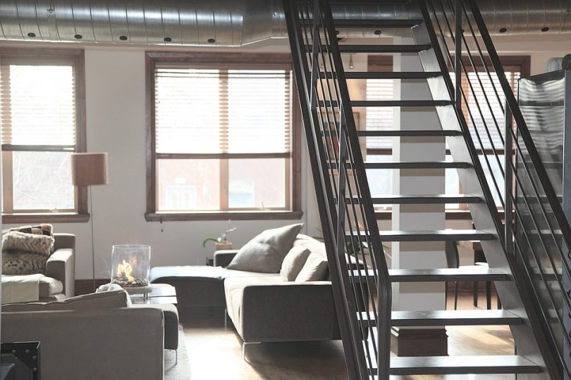 appartamento moderno con scala di ferro