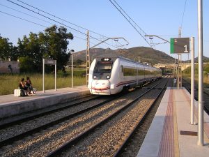 treno arriva in stazione