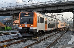 treno bianco e arancione