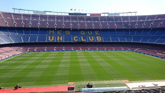 stadio di barcellona con sedili blu