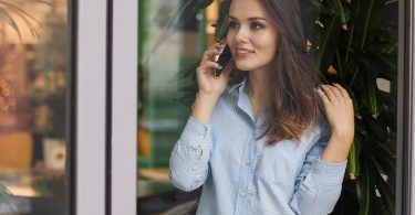 ragazza al telefono