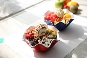 coppa con gelato e frutta
