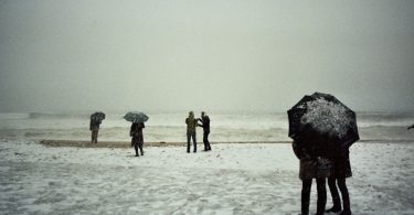 persone con ombrello sulla neve