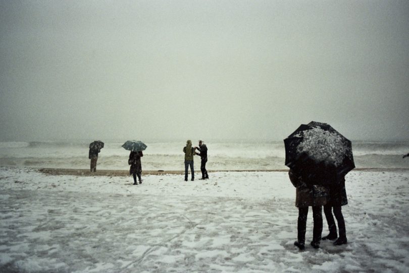 persone con ombrello sulla neve