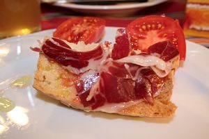 pane pomodoro e prosciutto