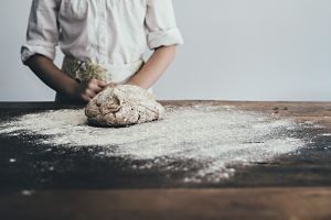 impasto per il pane su tavolo