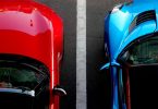 auto rossa e auto blu parcheggiate