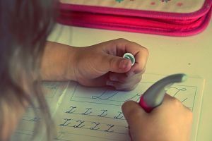 bambina scrive su quaderno