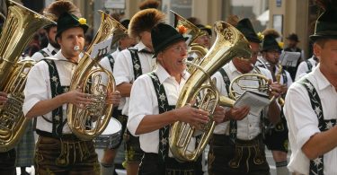 uomini con vestito bavarese suonano trombone