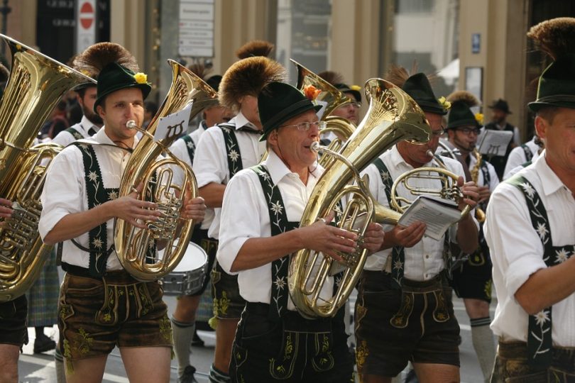 uomini con vestito bavarese suonano trombone