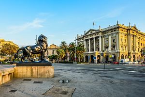 incrocio stradale con statua di leone nera