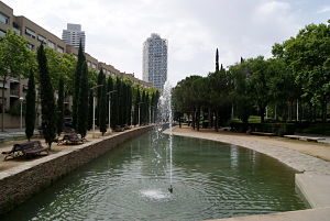 fontana in parco con alberi