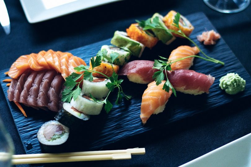 sushi su vassoio nero