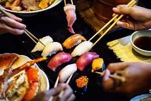 vassoio di sushi con bacchette