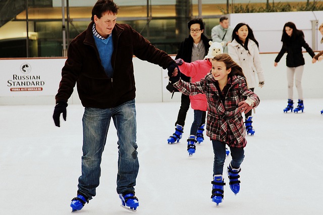 padre e figlia pattinano sul ghiaccio