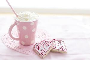 tazza rosa con panna e biscotti