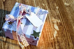 scatola regalo con biglietto