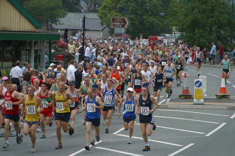 persone corrono maratona