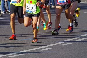 gambe di uomini che corrono la maratona