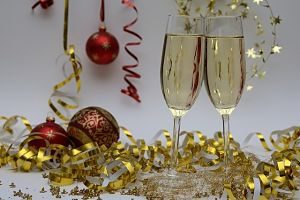 calici di champagne con decorazioni festive