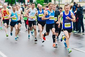 uomini corrono maratona