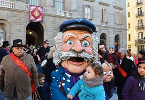 maschera di uomo con bambino in braccio