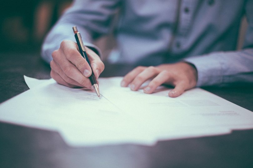 uomo firma foglio