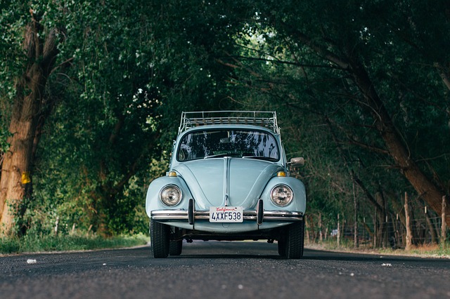 auto d'epoca azzurra su strada