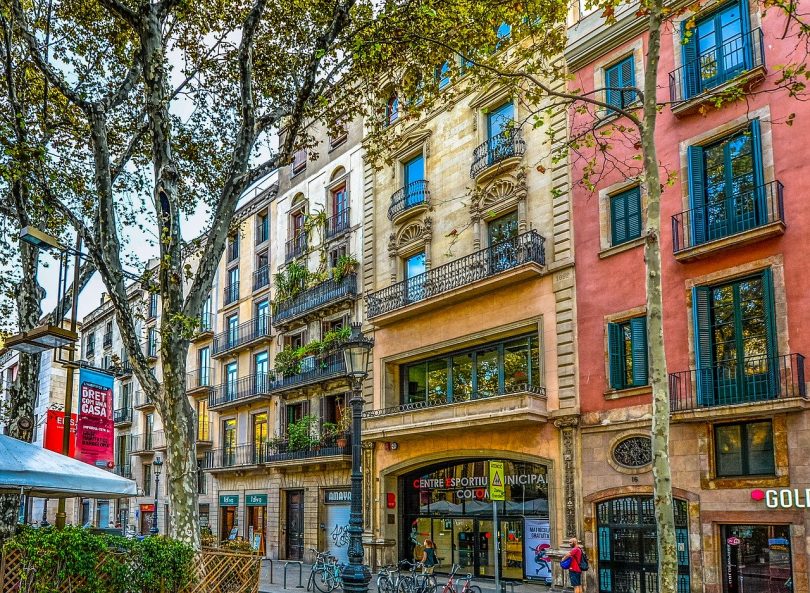 edifici colorati con terrazzo e alberi davanti