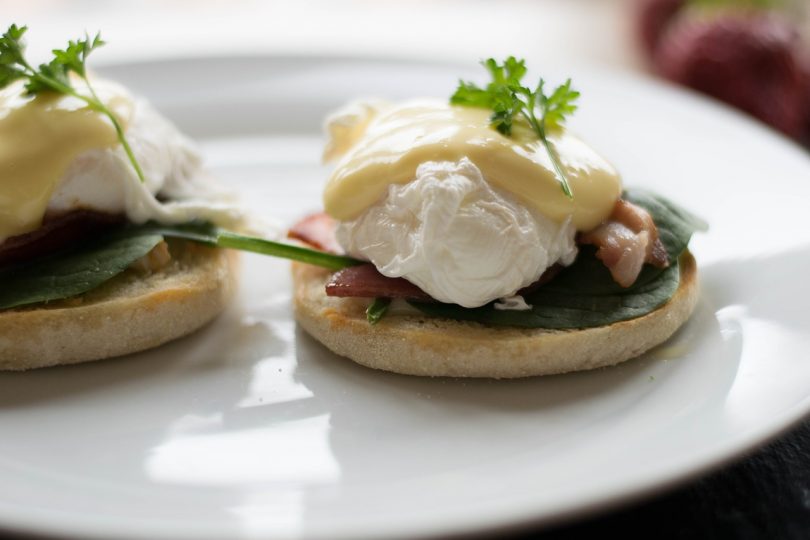 uova su pane con bacon e salsa