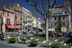 piazza con aiuole e alberi