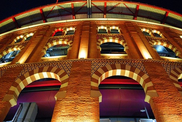 arena di Barcellona illuminata