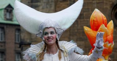 ragazza bionda con costume da carnevale bianco