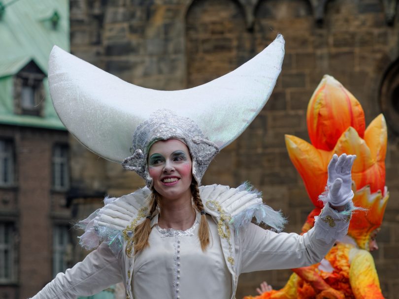 ragazza bionda con costume da carnevale bianco