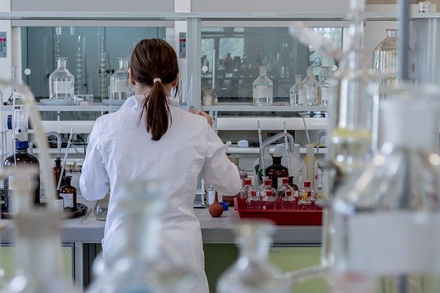 donna con camice bianco in laboratorio