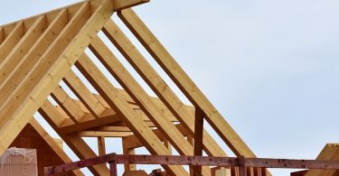 tetto di legno in costruzione